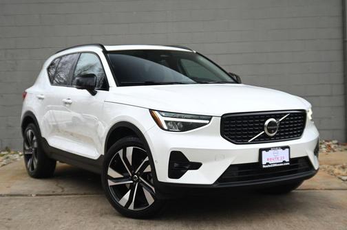 Crystal White 2024 Volvo XC40 B5 Plus Dark Theme
