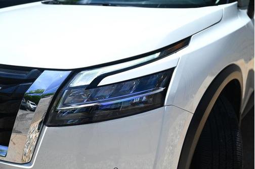2023 Nissan Pathfinder SL 4WD