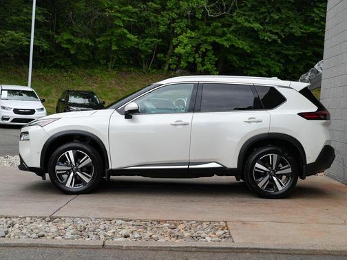 Pearl White Tricoat 2023 Nissan Rogue SL