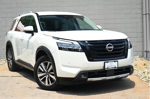 2022 Nissan Pathfinder SL 4WD