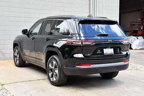 Diamond Black Crystal Pearlcoat 2023 Jeep Grand Cherokee 4xe Base