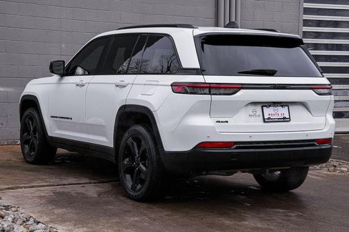 Bright White Clearcoat 2023 Jeep Grand Cherokee Altitude