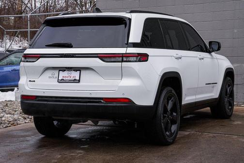 Bright White Clearcoat 2023 Jeep Grand Cherokee Altitude