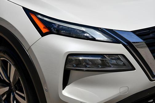 Pearl White Tricoat 2023 Nissan Rogue SL