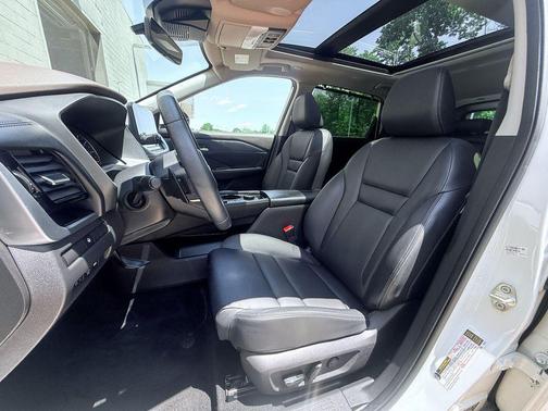 Pearl White Tricoat 2023 Nissan Rogue SL