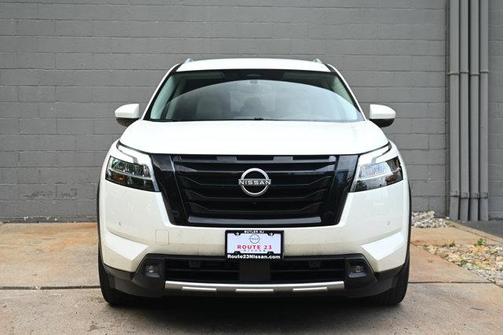 2023 Nissan Pathfinder SL 4WD