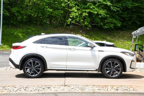 Majestic White 2023 INFINITI QX55 LUXE