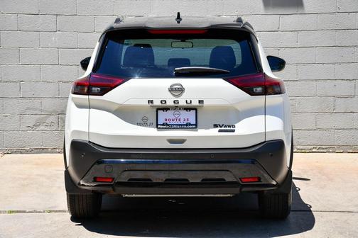 Pearl White Tricoat/Super Black 2023 Nissan Rogue SV