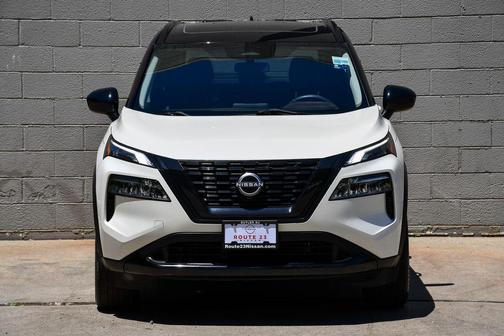 Pearl White Tricoat/Super Black 2023 Nissan Rogue SV