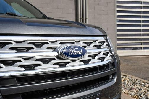 MAGNETIC METALLIC 2018 Ford Explorer XLT