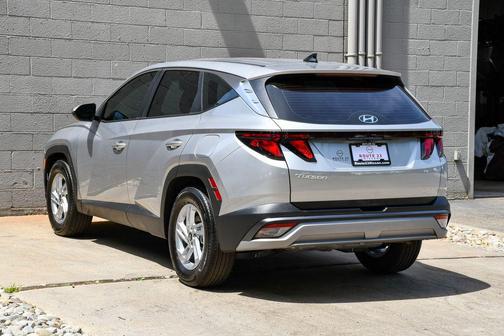 Shimmering Silver 2025 Hyundai TUCSON SE