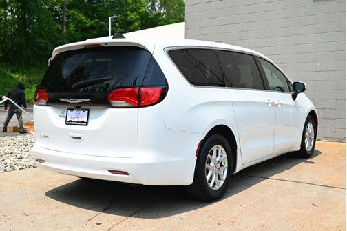 2022 Chrysler Voyager LX