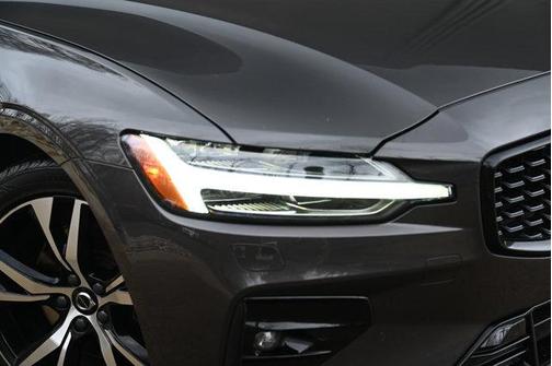 2024 Volvo S60 B5 Core Dark Theme