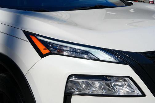 Pearl White Tricoat/Super Black 2023 Nissan Rogue SV
