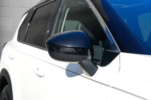 Pearl White Tricoat/Super Black 2023 Nissan Rogue SV