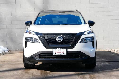 Pearl White Tricoat/Super Black 2023 Nissan Rogue SV