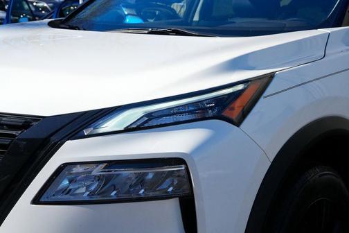 Pearl White Tricoat/Super Black 2023 Nissan Rogue SV