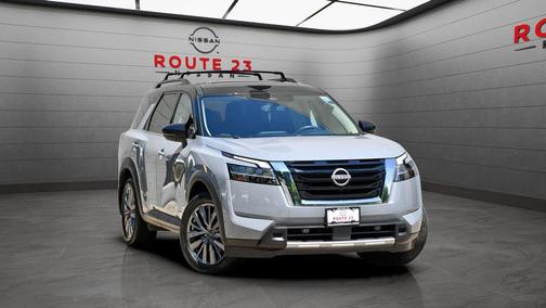 Solid Gray/Super Black 2023 Nissan Pathfinder SL 4WD