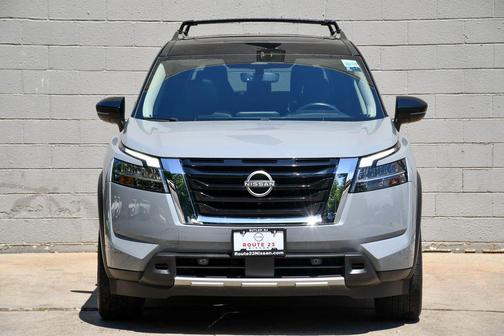 Solid Gray/Super Black 2023 Nissan Pathfinder SL 4WD