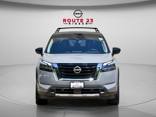 Solid Gray/Super Black 2023 Nissan Pathfinder SL 4WD
