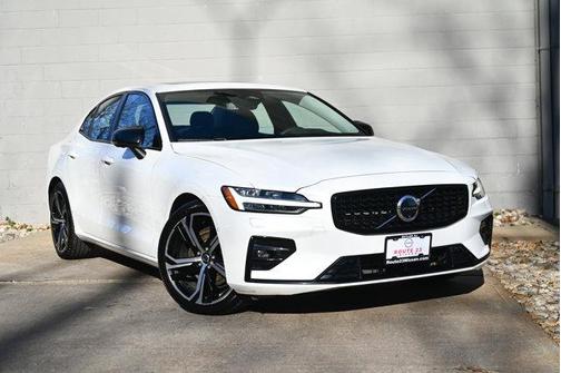 2024 Volvo S60 B5 Plus Dark Theme