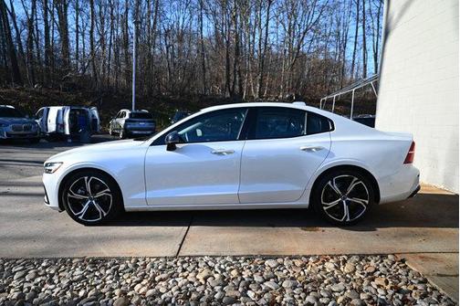 2024 Volvo S60 B5 Plus Dark Theme