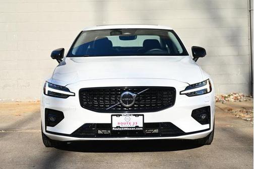 2024 Volvo S60 B5 Plus Dark Theme