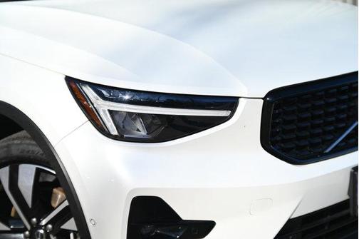 2024 Volvo XC40 B5 Plus Dark Theme