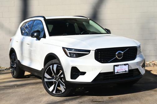 Crystal White 2024 Volvo XC40 B5 Plus Dark Theme