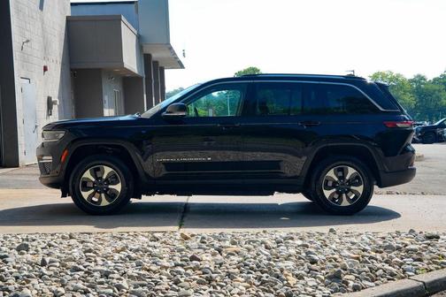 Diamond Black Crystal Pearlcoat 2022 Jeep Grand Cherokee 4xe Base