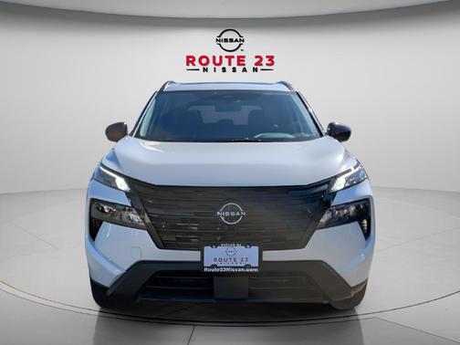 Everest White Pearl Tricoat 2027 Nissan Rogue Dark Armor