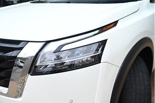 2023 Nissan Pathfinder SL 4WD