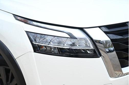 2023 Nissan Pathfinder SL 4WD