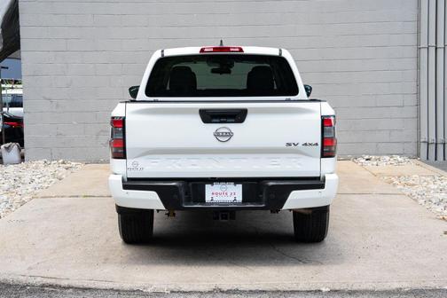 Glacier White 2022 Nissan Frontier SV