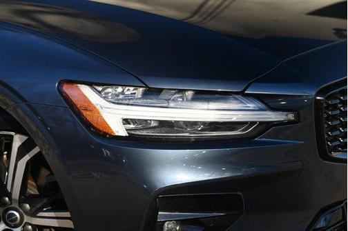 2024 Volvo S60 B5 Core Dark Theme