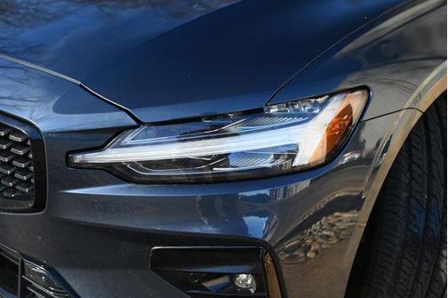 2024 Volvo S60 B5 Core Dark Theme