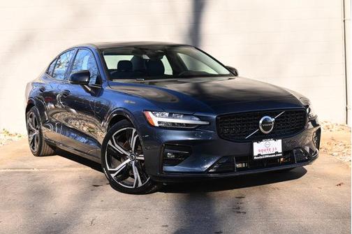 2024 Volvo S60 B5 Core Dark Theme