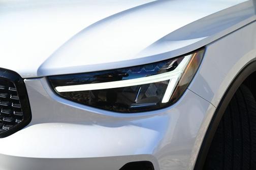 Crystal White 2024 Volvo XC40 B5 Plus Dark Theme