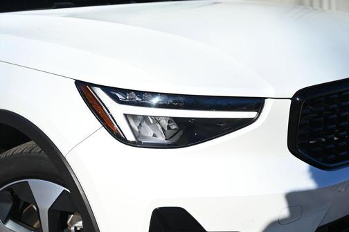 Crystal White 2024 Volvo XC40 B5 Plus Dark Theme