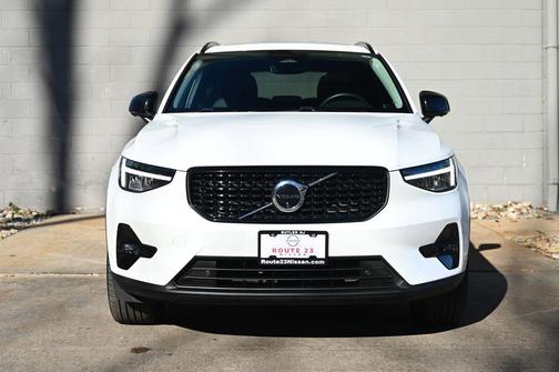 Crystal White 2024 Volvo XC40 B5 Plus Dark Theme