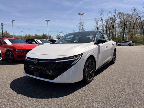 Aspen White Tricoat/Super Black 2026 Nissan Sentra SR