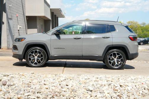 Sting-Gray Clearcoat 2024 Jeep Compass Latitude