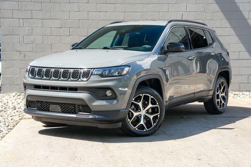 Sting-Gray Clearcoat 2024 Jeep Compass Latitude