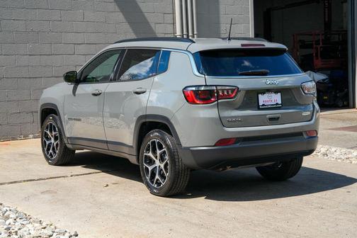 Sting-Gray Clearcoat 2024 Jeep Compass Latitude