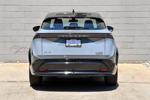 Boulder Gray Pearl/Black Diamond Pearl 2024 Nissan ARIYA ENGAGE+