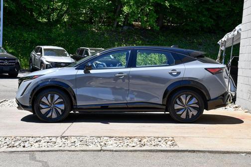 Boulder Gray Pearl/Black Diamond Pearl 2024 Nissan ARIYA ENGAGE+