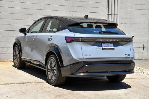 Boulder Gray Pearl/Black Diamond Pearl 2024 Nissan ARIYA ENGAGE+