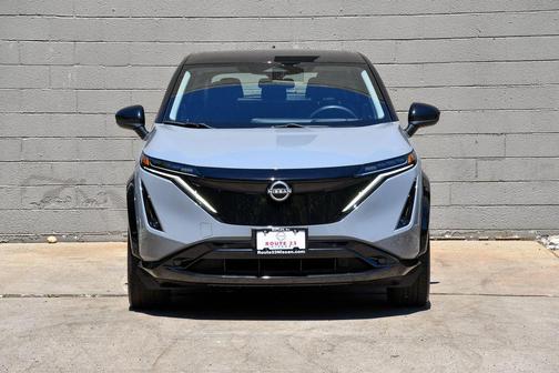 Boulder Gray Pearl/Black Diamond Pearl 2024 Nissan ARIYA ENGAGE+