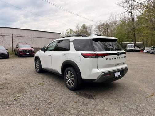Everest White Pearl Tricoat 2026 Nissan Pathfinder SL