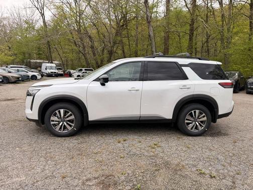 Everest White Pearl Tricoat 2026 Nissan Pathfinder SL